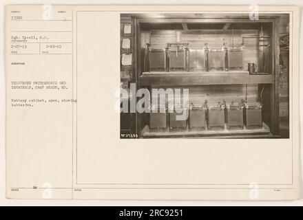 Immagine di un armadio batteria aperto che mostra le batterie utilizzate per il centralino telefonico e i terminali a Camp Meade, MD. Si vede il sergente Tyrell che maneggia l'attrezzatura. Questa foto è stata scattata il 25 febbraio 1919 e ricevuta il 18 febbraio 1919. Le note menzionano la descrizione e il numero dell'immagine. Foto Stock