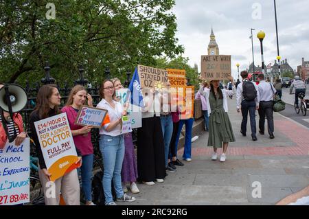 Londra, Regno Unito. 13 luglio 2023. I medici junior in Inghilterra hanno annunciato un nuovo walkout di cinque giorni a luglio lo sciopero più lungo finora oltre la paga e sono sulla linea del picchetto fuori dall'ospedale di St Thomas credito: Richard Lincoln / Alamy Live News Foto Stock