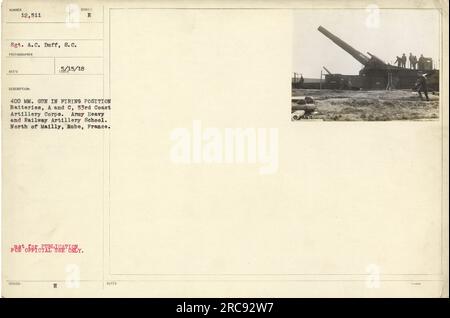 Sgt. A.C. Duff della batteria A e C del 53rd Coast Artillery Corps viene fotografato con un cannone da 400 mm in posizione di tiro. La foto è stata scattata presso la Army Heavy and Railway Artillery School a nord di Mailly, Aube, Francia il 15 maggio 1918. Foto Stock