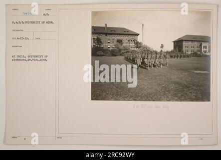 Soldati dello Student Army Training Corps (S.A.T.C.) presso l'Università del Minnesota a St. Paul, Minnesota, partecipa a un'esercitazione. Questa fotografia, scattata dal fotografo S.A.T.C., cattura una scena di addestramento militare durante la prima guerra mondiale. La descrizione e i numeri di identificazione riportati sulla fotografia suggeriscono che essa sia destinata esclusivamente ad uso ufficiale. Foto Stock