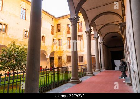 Firenze, Italia - 5 aprile 2022: Abbazia e chiesa della Badia Fiorentina oggi sede delle Comunità monastiche di Gerusalemme, situata in via del Proconsolo, Foto Stock