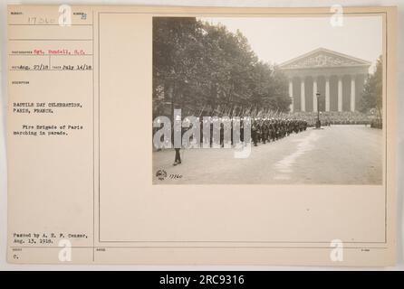 I Vigili del fuoco di Parigi marciano in parata durante la festa della Bastiglia a Parigi, in Francia. Fotografia scattata dal Sgt. Rundell, S.C. il 14 luglio 1918. Questa immagine fa parte della collezione "fotografie delle attività militari americane durante la prima guerra mondiale". E' stato passato da A.E.F. Censor e pubblicato il 13 agosto 1918. Fonte: 111-SC-17360. Foto Stock