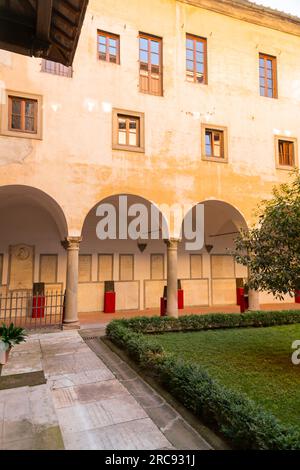 Firenze, Italia - 5 aprile 2022: Abbazia e chiesa della Badia Fiorentina oggi sede delle Comunità monastiche di Gerusalemme, situata in via del Proconsolo, Foto Stock