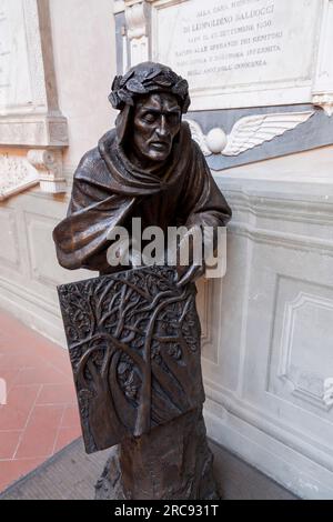 Firenze, Italia - 5 aprile 2022: Statua di Dante presso l'abbazia e la chiesa della Badia Fiorentina oggi sede delle Comunità monastiche di Gerusalemme. Foto Stock