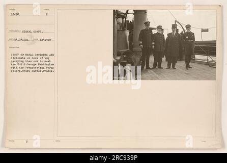 Ufficiali e diplomatici navali salgono a bordo di un rimorchiatore a Brest Harbor, in Francia, per incontrare gli Stati Uniti George Washington porta la festa presidenziale. La fotografia, scattata nel dicembre 1918, cattura questo scambio diplomatico durante la prima guerra mondiale Questa immagine ha un significato per quanto riguarda le relazioni tra i paesi durante la guerra. Foto Stock