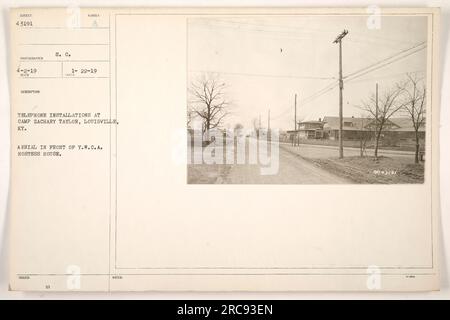 Installazioni telefoniche a Camp Zachary Taylor a Louisville, Kentucky. Vista aerea che mostra la casa hostess Y.M.C.A. di fronte. Data: 1/22/1919. Questa fotografia (n. 43191) è stata scattata da un fotografo il 4-2-1919 ed è parte della S.C. Emissione (corpo segnale). Note: 9243/91. Foto Stock