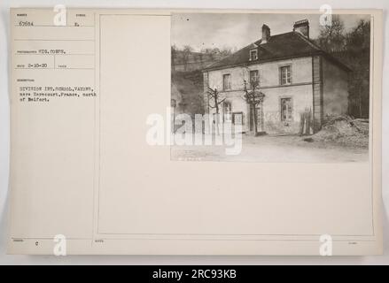 Soldati che partecipano all'addestramento militare presso la Divisione International School di Vayons, situata vicino a Herecourt, in Francia. Questa foto è stata scattata dal Signal Corps e ricevuta il 10 febbraio 1920. I soldati sono visti impegnati in un esercizio di allenamento fisico. La descrizione indica che questa immagine è associata al simbolo "3-M400". Foto Stock