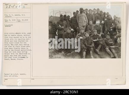 I ragazzi francesi di età compresa tra i dieci e i dodici anni decisero di unirsi ai soldati americani al fronte durante la prima guerra mondiale Alla fine furono fermati dalle autorità francesi e furono visti qui a cena con le truppe americane. Fotografia scattata il 2 dicembre 1918 a Souheame le Grand, Mosa, Francia." Foto Stock