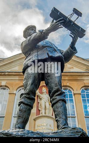 Statua di Sir Charles Rolls davanti al municipio di Monmouth nella contea di confine del Monmouthshire nel Galles meridionale Foto Stock