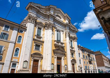Facciata della Basilica dei Santi Ambrogio e Carlo al corso in via del corso a Roma, regione Lazio, Italia Foto Stock
