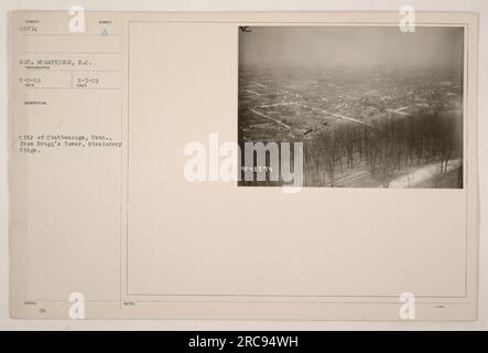 Città di Chattanooga, Tennessee, vista dalla Bragg's Tower sul Missionary Ridge. La foto è stata scattata il 5 maggio 1919 dal sergente MC Garrigle del Signal Corps. L'immagine mostra una vista panoramica della città. La descrizione e la data di emissione sono indicate come riferimenti. Foto Stock