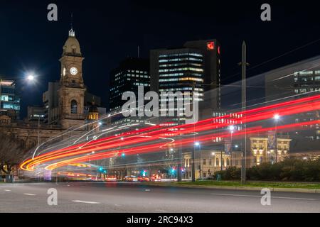 Adelaide, Australia - 10 settembre 2019: Victoria Square con edificio Telstra nella città di Adelaide, con sentieri leggeri visti da King William Street Foto Stock