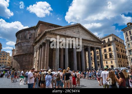 Folle di turisti e turisti si riuniscono di fronte al Pantheon in Piazza della Rotonda a Roma, regione Lazio, Italia Foto Stock