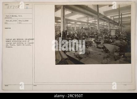 G. Ryden ha scattato questa foto il 26 febbraio 1919 a Tours, Indre et Loire, Francia. L'immagine mostra il reparto tela e nastro, dove sono state effettuate le riparazioni su articoli realizzati in tela e nastro. La foto è stata ricevuta il 7 dicembre 1918. Le note menzionano il numero, 40708, e le iniziali "Mc" senza ulteriori spiegazioni. Foto Stock