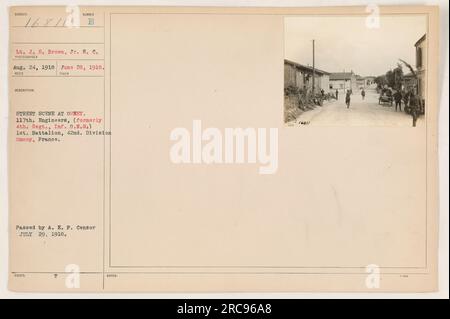 I soldati americani del 117th Engineers, 1st Battalion, 42nd Division, sono raffigurati in una scena stradale a Omney, in Francia, il 28 giugno 1918. La foto è stata scattata dal tenente J. S. Brown Jr. Del Signal Corps. E' stato autorizzato dall'A.E.F. Censor il 29 luglio 1918. Foto Stock