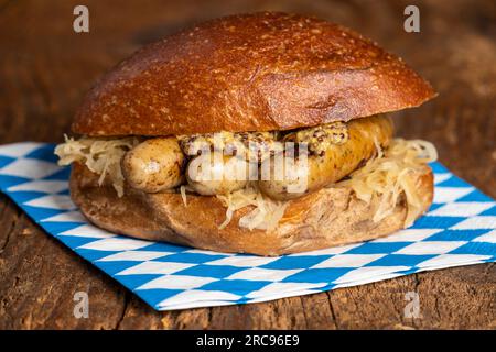 salsicce di norimberga alla griglia in un panino Foto Stock