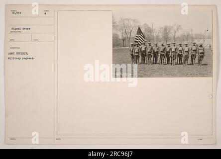 Un'immagine della mostra dell'esercito al concorso militare. Questa fotografia, scattata dal fotografo del Signal Corps KECO, mostra una mostra relativa alle attività militari americane durante la prima guerra mondiale La mostra presenta vari oggetti e documenti, che simboleggiano gli sforzi compiuti durante la guerra. Le note di accompagnamento indicano che la fotografia fa parte di una serie etichettata con il simbolo "188UED" e il numero di identificazione "949934". Foto Stock