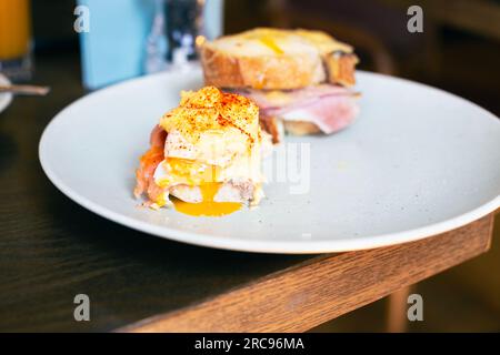 CROQUE MADAME, prosciutto, sandwich tostato al formaggio, uovo in camicia Foto Stock