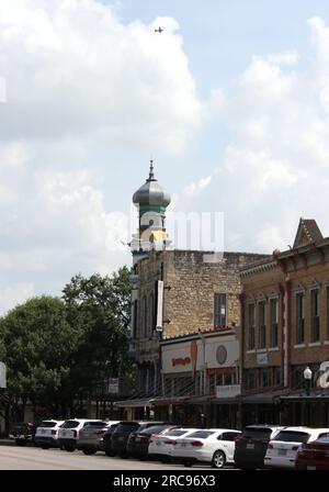 Georgetown, Texas - 7 giugno 2023: Centro storico di Georgetown, Texas, in Town Square di fronte al tribunale della contea di Williamson Foto Stock