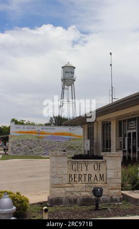 Bertram, Texas - 8 giugno 2023: Centro storico di Bertram, Texas, con edifici e Water Tower. Bertram Texas Foto Stock