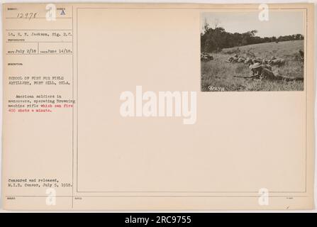 Soldati americani a Fort Sill, Oklahoma, che partecipano ad un addestramento alla School of Fire for Field Artillery. I soldati sono mostrati in funzione con un fucile Browning, noto per la sua capacità di sparare rapidamente 400 colpi al minuto. La fotografia è stata scattata dal tenente E. N. Jackson, Signal Corps, il 14 giugno 1918, e successivamente censurata e pubblicata dal M.I.B. Censura il 5 luglio 1918. Foto Stock