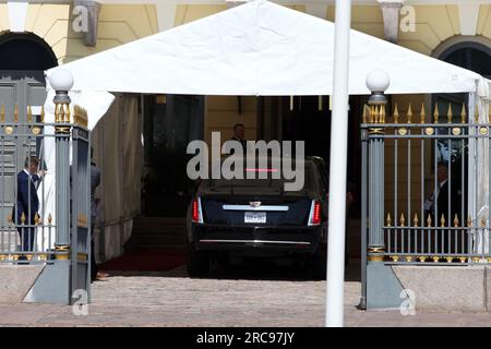 Helsinki, Finlandia. 13 luglio 2023. La limousine con il presidente degli Stati Uniti Joe Biden arriva di fronte al palazzo presidenziale finlandese. Biden ha incontrato il presidente finlandese Niinistö per un incontro bilaterale, dopo di che è stato pianificato un vertice con i capi di governo degli altri paesi nordici presso il palazzo. Crediti: Steffen Trumpf/dpa/Alamy Live News Foto Stock