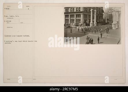 Una foto scattata durante la Victory Loan Parade, che mostra la band di Pershing che conduce la parata. La band è circondata da spettatori e partecipanti, mostrando il loro sostegno alla causa. La foto è stata scattata il 15 maggio 1919 da Sgt. Combs della S.C. Fotografie della collezione di attività militari americane durante la prima guerra mondiale Foto Stock