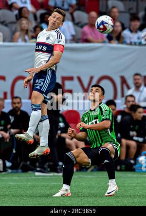 Vancouver, Canada. 12 luglio 2023. Ryan Gauld (L) del Vancouver Whitecaps FC gareggia durante il match della Major League Soccer (MLS) 2023 tra Vancouver Whitecaps FC e Austin FC allo stadio BC Place di Vancouver, Canada, il 12 luglio 2023. Crediti: Andrew Soong/Xinhua/Alamy Live News Foto Stock