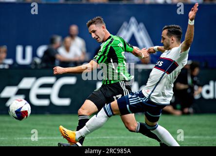 Vancouver, Canada. 12 luglio 2023. Ethan Finlay (L) dell'Austin FC gareggia durante il match della Major League Soccer (MLS) 2023 tra Vancouver Whitecaps FC e Austin FC allo stadio BC Place di Vancouver, Canada, il 12 luglio 2023. Crediti: Andrew Soong/Xinhua/Alamy Live News Foto Stock