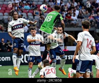 Vancouver, Canada. 12 luglio 2023. Levonte Johnson (1st L) di Vancouver Whitecaps dirige il pallone durante la partita della Major League Soccer (MLS) del 2023 tra Vancouver Whitecaps FC e Austin FC al BC Place Stadium di Vancouver, Canada, il 12 luglio 2023. Crediti: Andrew Soong/Xinhua/Alamy Live News Foto Stock