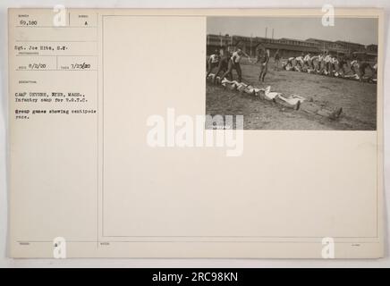 Soldati che partecipano a una corsa di centopiedi a Camp Devens ad Ayer, Massachusetts. Questo campo di fanteria è servito come campo di addestramento per le truppe R.O.T.C. durante la prima guerra mondiale Il sergente Joe Hits si vede nella foto. L'immagine è stata scattata il 23 luglio 1920 e appartiene alla collezione "Photographs of American Military Activities during World War i". Foto Stock