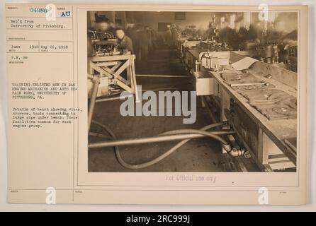 Alcuni arruolati presso l'Università di Pittsburgh in Pennsylvania sono stati sottoposti a un corso di formazione sulla meccanica dei motori a gas e su interventi di riparazione auto. Nella fotografia, è possibile osservare un banco con morse, cassetti e attrezzi insieme a un grande tubo di collegamento sottostante. Queste strutture erano comunemente fornite per ciascun gruppo di motori. L'immagine è del giugno 1918 ed è stata ricevuta dall'Università di Pittsburgh. Foto Stock