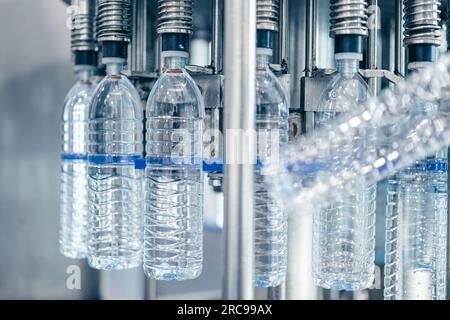 Acqua potabile pulita imbottigliata nella linea di nastri trasportatori per la produzione di impianti di produzione di alimenti e bevande con sistema di osmosi inversa Foto Stock