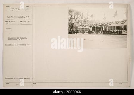 Soldato Sgt. J.L. McGarrigle del Signal Corps (S.C.) scattò questa fotografia il 4 marzo 1919. L'immagine mostra una parata di benvenuto a Washington, D.C., durante la quale il presidente viene visto in una scatola di revisione. Alla foto è stato assegnato il numero 39802, ed è stata censurata e pubblicata il 10 marzo 1919. La didascalia include anche una nota che indica che sono presenti 939.802 foto aggiuntive nella raccolta. Foto Stock