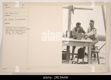 Soldati che utilizzano un rilevatore di direzione radio mentre espongono strumenti su un tavolo. Gli operatori in vista ravvicinata sono Pvt. Paul S. Bear e Sgt. E. S. Donovan. La foto, scattata il 24 giugno 1919, è stata catturata da S.C. Pettini e ricevuti il 21 luglio 1919. Descrizione: Symbol A. Note pubblicate: 4868743. Foto Stock