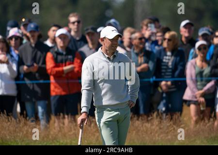 North Berwick, East Lothian, Scozia, Regno Unito. 13 luglio 2023. Rory McIlroy sul quarto verde al Genesis Scottish Open al Renaissance Club di North Berwick. Iain Masterton/Alamy Live News Foto Stock