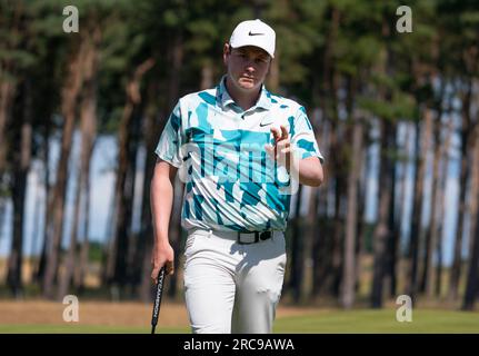 North Berwick, East Lothian, Scozia, Regno Unito. 13 luglio 2023. Robert Macintyre sul primo green al Genesis Scottish Open al Renaissance Club di North Berwick. Iain Masterton/Alamy Live News Foto Stock