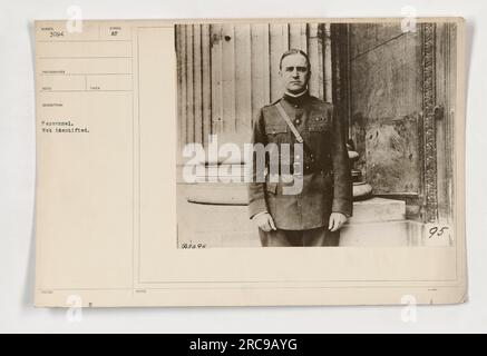Personale non identificato durante la prima guerra mondiale Questa fotografia, etichettata con il numero 3094 e scattata da KEC'D, mostra un gruppo di individui militari non identificati. L'immagine fa parte di una collezione di fotografie che documentano le attività militari americane durante la guerra. Le note di didascalia indicano che questa particolare immagine è stata pubblicata e ci sono riferimenti a informazioni aggiuntive con simboli AU e note dettagliate numerate da 89094 a 89095. Foto Stock
