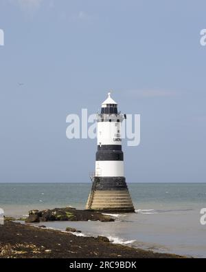 Faro di Trwyn Du a Penmon Point Anglesey, Galles Foto Stock