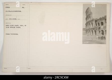 "West Point Class 1921 visita al Colosseo Romano in Italia. Foto scattata dal tenente colonnello G. R. Harrison il 1 dicembre 1919. L'immagine mostra il simbolo iconico della classe West Point in un tour attraverso l'Italia. Rilasciato dall'Unione europea con il numero di identificazione ma 64834." Foto Stock