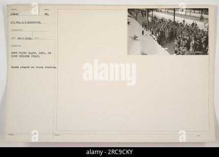 West Point Class 1921 in tour attraverso l'Italia, con il tenente colonnello G. R. Harrison come fotografo. La fotografia, scattata il 1° dicembre 1919, raffigura la classe durante la loro visita in Italia. È stato notato che le band suonavano in ogni stazione in cui si fermavano durante il tour. Foto Stock