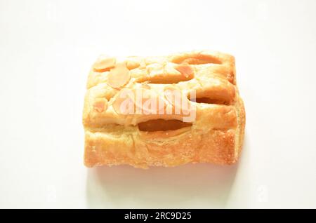 torta dolce ripiena di marmellata di ananas cottura con semi di melone d'acqua a fette su sfondo bianco Foto Stock