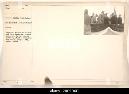 Il presidente Wilson, la signora Wilson e Jules Jusserand, l'ambasciatore francese negli Stati Uniti, sono visti in una posizione di revisione durante una revisione del giorno di Natale a Langres, hte. Marne, Francia. Questa fotografia è stata scattata il 25 dicembre 1918 ed è numerata 62843 dal Signal Corps. In seguito fu distribuito al presidente Wilson e alla signora Wilson. Foto Stock