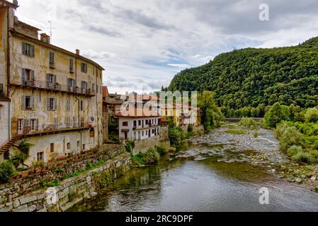 Il fiume Sesia scorre attraverso il centro storico dell'abitato alpino di Varallo Foto Stock