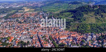 Luftaufnahme von Heppenheim an der Bergstraße mit dem Schlossberg, der Starkenburg und der Altstadt, UNESCO-Global-Geopark Bergstraße-Odenwald, Assia Foto Stock