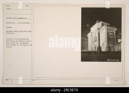 Benvenuto a casa sfilata a New York, dopo la prima guerra mondiale. L'immagine cattura il Victory Arch a Broadway e la 5th Avenue, a Madison Square. La 27a divisione può essere vista passare attraverso l'arco trionfale lungo la via 5th Avenue. Fotografia scattata dal CPL. Coombs il 27 marzo 1919. Foto Stock