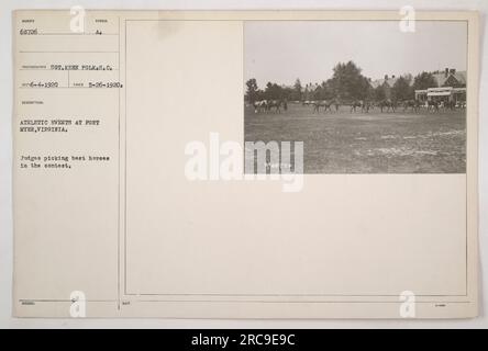 I giudici selezionano i migliori cavalli durante gli eventi sportivi che si tengono a Fort Myer, Virginia. Questa fotografia, scattata il 26 maggio 1920, mostra i giudici che valutano attentamente i cavalli come parte della competizione. L'immagine cattura l'importanza della qualità e delle prestazioni equine nelle attività militari durante la prima guerra mondiale. Foto Stock