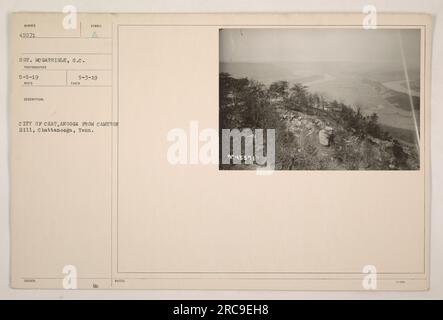 "Città di Chattanooga catturata da Cameron Hill, Chattanooga, Tennessee. Scattato dal fotografo Sgt. McGarrigle il 5-5-19. La fotografia offre una vista panoramica della città. A questa immagine è stata assegnata una descrizione di riconoscimento il 5-3-19." Foto Stock