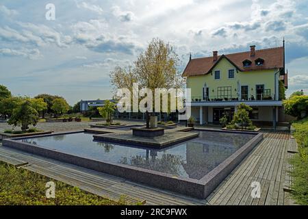 Freilichtmuseum, Skanzen, Szentendrei Szabadtéri Néprajzi Múzeum, Parco, Wasserbecken, Bahnhofsgebäude Foto Stock