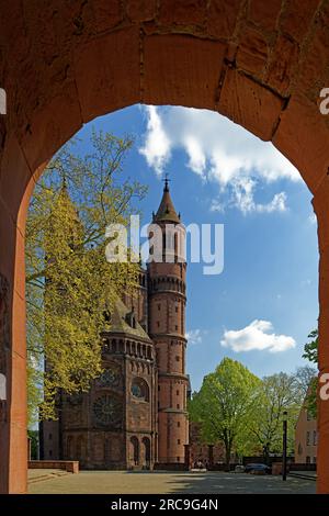 Schum-Stadt, Stadtmauer, Dom Sankt Peter, erbaut 12. Jahrhundert Foto Stock